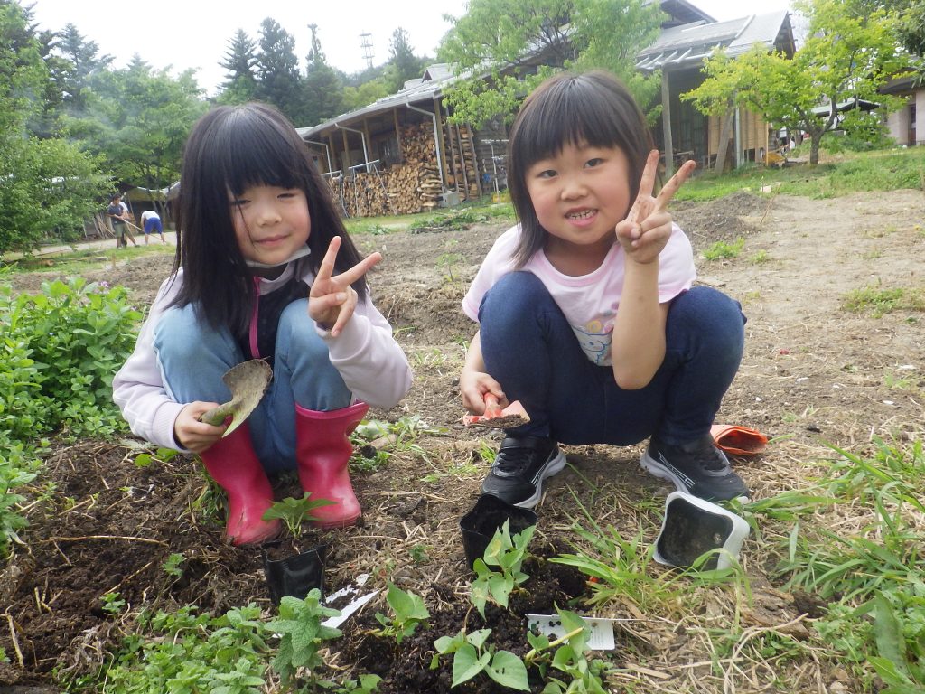 ５月の放課後児童クラブ 畑作業にチャレンジ